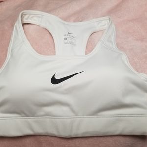 NEW NIKE SPORTSBRA